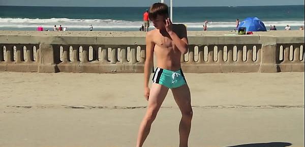  Twink dancing in the beach with speedo bulge  Novinho dançando sunga na praia